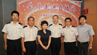 我公司總經(jīng)理與海關(guān)領(lǐng)導一起宣傳“京津通關(guān)一體化”